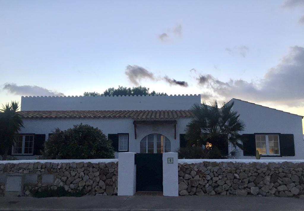 CASA BONITA MENORCA Casa Bonita è una casa bianca, tutta su un piano, immersa nella natura mediterranea di Trebaluger, campagna a sud di Mahon.