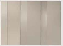 Anta laccato lucido o opaco con fascia orizzontale centrale. Gloss or matt lacquer door with horizontal central band.