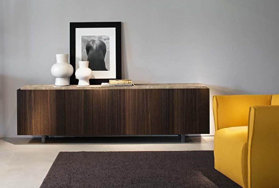050 Collection Notebook Madia Plateau rovere Therm con piano Argilla Oro. Plateau sideboard in Therm Oak with top in Clay Oro.