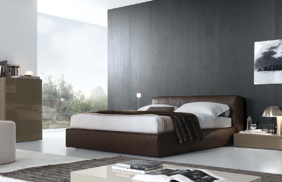 062 Collection Notebook Letto Mark in pelle. Contenitori Nap laccato lucido Ostrica. Tavolino Glenn laccato lucido Corda.