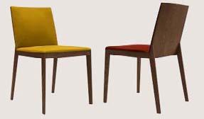 Sedile e schienale in legno curvato imbottiti in poliuretano a densità differenziata e rivestito in tessuto (consigliato Cinzia), pelle o ecopelle.