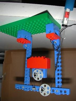 un oggetto in Lego da sollevare con il braccio filo un dinamometro (risoluzione 0.0 N) Procedimento: con il dinamometro, misuriamo la forza resistente (peso della carrucola mobile+oggetto=0.
