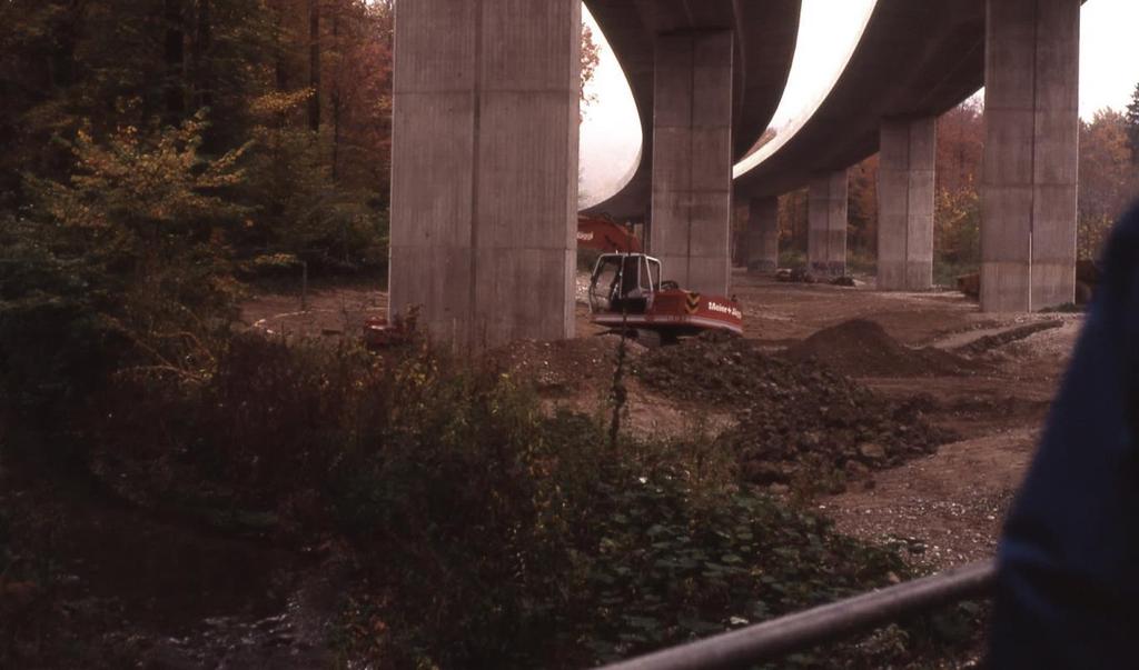 spazi residui sotto ai piloni delle autostrade.