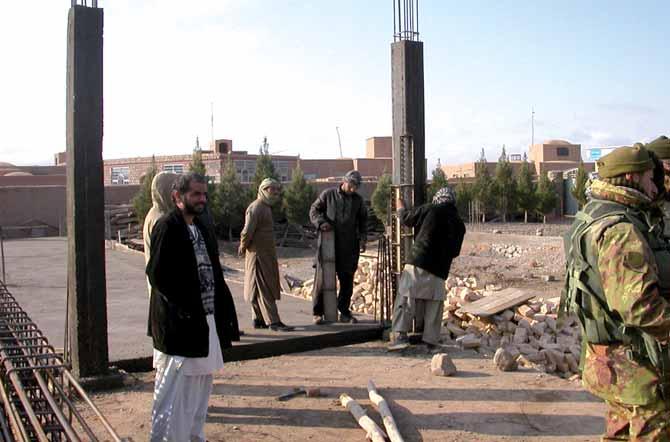 Costruzione di una scuola presso Shakiban (provincia di Herat - 2006) Sopralluogo per la costruzione di una canalizzazione nella provincia di Herat tecipano al CGS.