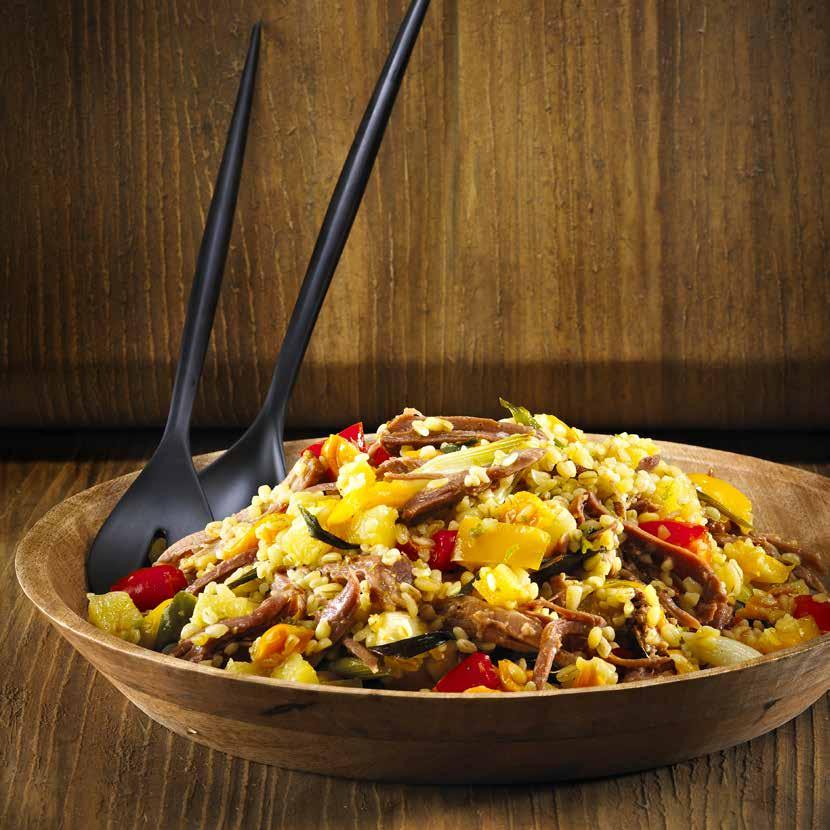 Insalata di Boulgour con Pulled Pork e verdure Ingredienti per 10 persone 750 g di pulled pork 2,5 tazze di boulgour ½ ananas fresca tagliata a cubetti di circa ½ x ½ cm 5 peperoni tagliati a cubetti