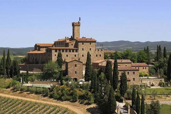 Bolgheri, passando lungo il viale dei cipressi lungo 5 chilometri (quello del duplice