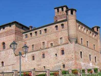 Il castello attorniato dal centro storico di Govone sorge in cima a una collina e domina tutta la vallata sottostante. Fu residenza estiva Sabauda dal 1792 al 1890.