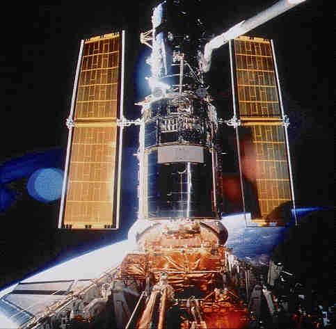 Il telescopio spaziale Hubble Satellite in orbita bassa (~300 Km) Telescopio a doppio riflettore Cassegrain; il primario ha un'apertura di ~ 2.
