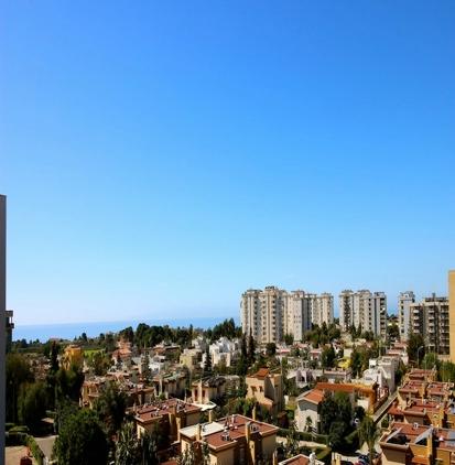 La villa si completa di un grande giardino antistante 150 mq LAMA QUADRIVANI PANORAMICO Vendiamo a Lama in via Gregorio VII un appartamento ubicato al settimo piano all interno di un