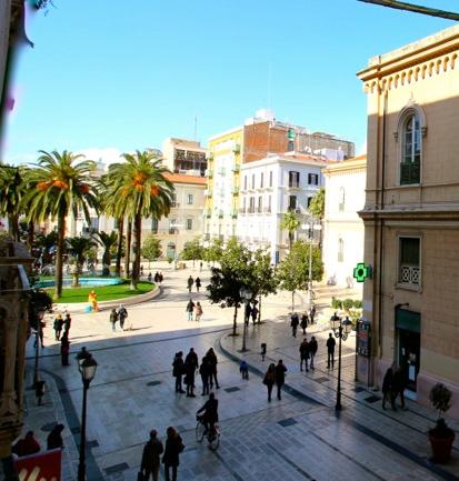 TARANTO TARANTO TRIVANI LUMINOSO Posto al secondo piano in uno stabile con ascensore in via Ancona, vendiamo uno spazioso appartamento di 120 mq composto da: ingresso disimpegno, un accogliente