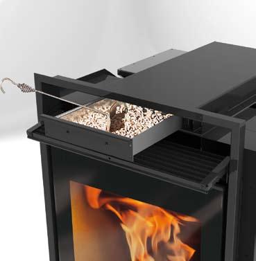 per la gestione automatica della combustione del pellet focolare in Ecokeram con piano fuoco in ghisa comodo cassetto pellet collocato in posizione agevole: consente di caricare il pellet