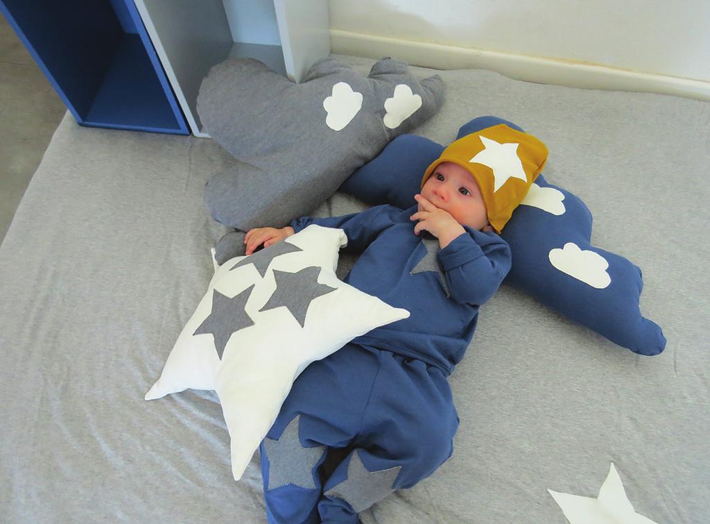 cuscino stella - felpa con stelle - pantaloni con stelle - cappellino con stella - cuscini nuvola -
