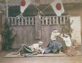 fotografia nipponica, preferendo utilizzare come punto di riferimento due periodi storici precisi e peculiari per la storia del Giappone: IL BAKUMATSU (1853-1867), cioè l ultimo periodo EDO nel quale