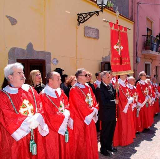 Preceduti dalle Autorità, i Confratelli e le Consorelle