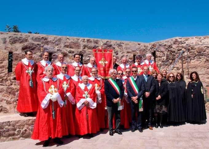 Autorità, Consorelle e Confratelli nell antico Forte Sabaudo di Su Pisu Dopo l evento,