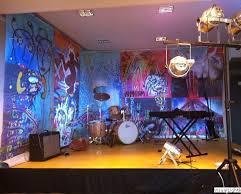 Voglio vedere ora il laboratorio di musica: bello! Ha anche un piccolo palco e l attrezzatura per registrare la nostra musica.