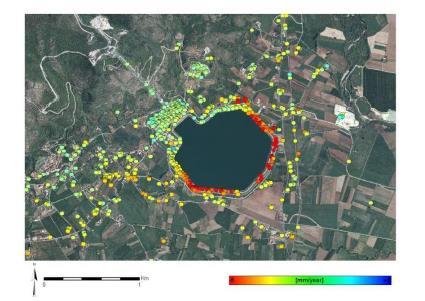 I punti presenti in mappa rappresentano i Permanent Scatterer che non sono altro che dei riflettori permanenti, ovvero bersagli radar che presentano una spiccata stabilità nei valori di ampiezza e