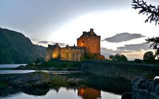 Crathes fu costruito come fortezza nel Sedicesimo secolo, un esempio perfetto di architettura del mondo nobiliare scozzese tra Sedicesimo e Diciassettesimo secolo: la struttura è in perfetta armonia