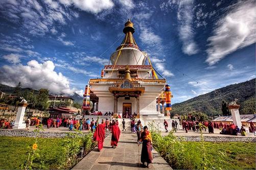 Nel pomeriggio, visita ai templi Changgangkha, al monastero femminile di Drubthrob, al museo del folklore e delle arti tessili ed all imponente Trashi Chhoe Dzong, sede fino ai tempi recenti del