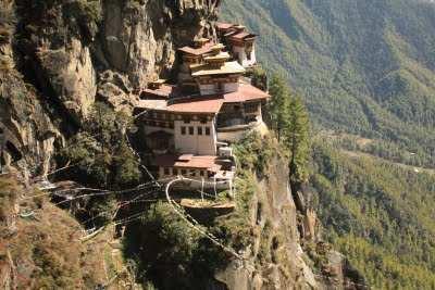 5 giorno: Paro Visita del Paro Dzong, che fu costruito moltissimi secoli fa senza alcun chiodo o progetto architettonico. Si prosegue poi fino alla torre Ta Dzong, dove si visita il museo Nazionale.
