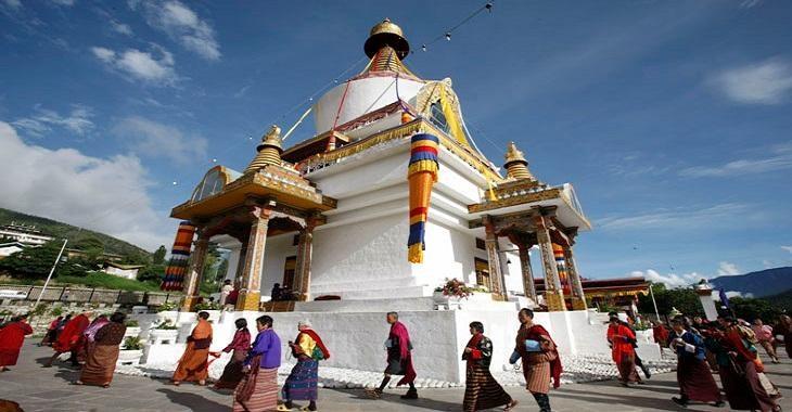 Bhutan: Thimphu Tshechu 13 giorni, dal 26 settembre al 8 ottobre 2017 Viaggio in gruppo con accompagnatore dall Italia, con partenza da Bologna Gli Dzong, i monumentali edifici sparsi come cittadelle