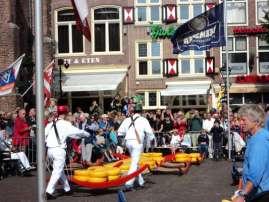 SABATO 14/08/10 Ore 9,00 lasciamo Hoorn ed andiamo ad EDAM a mezzora di strada, piccolo paesino facciamo il giro del centro ed alle