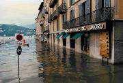 mare avanza, la spiaggia scompare.