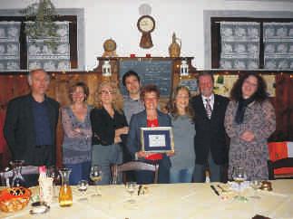 La collega Marcuzzi ha festeggiato la raggiunta quiescenza Grazie Mariarosa con una targa ANUSCA Tanti colleghi dei Comuni della Provincia di Gorizia hanno voluto festeggiare Mariarosa Marcuzzi,