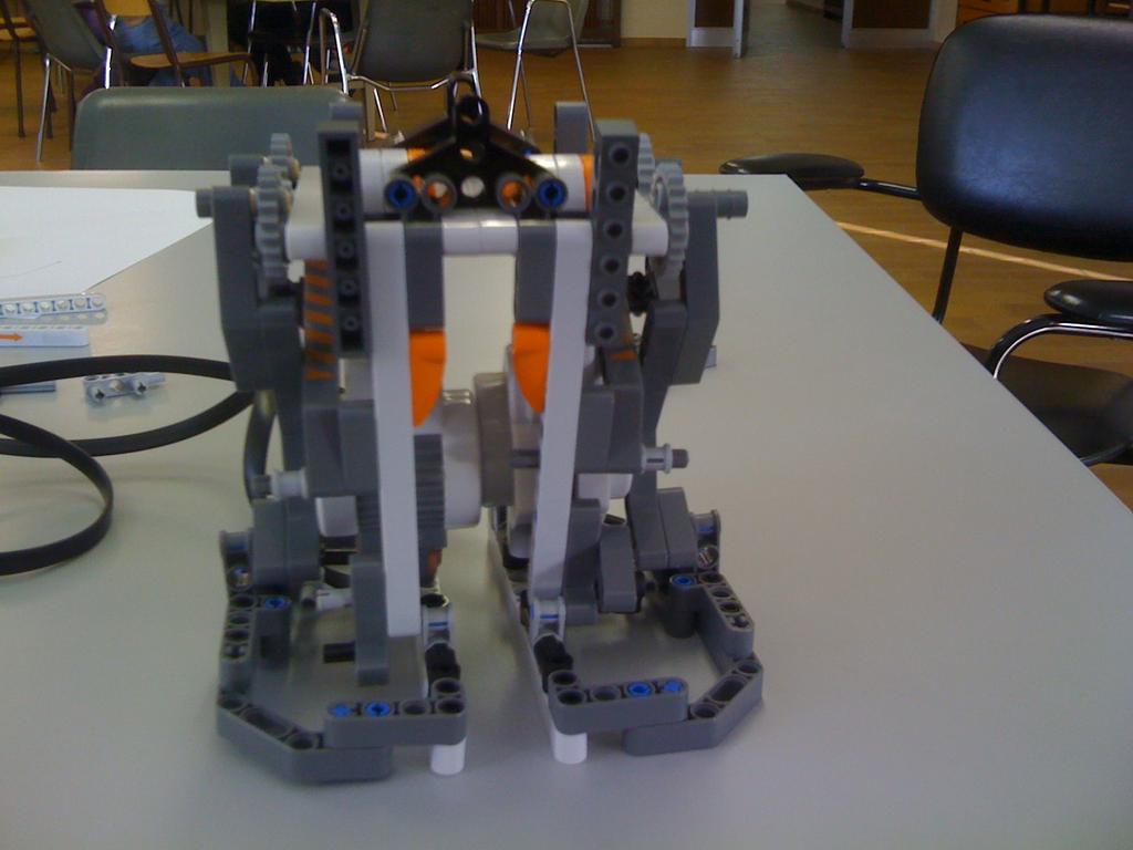Come lo abbiamo costruito Alpha Rex è stato da noi costruito usando le istruzioni di montaggio in dotazione al CD del kit LEGO Mindstorms NXT, versione Educational.