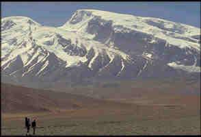 Ubicato nella catena montuosa del Pamir, all estremo ovest della regione del Xinjiang, in Cina, il Muztagh-Ata è al limite del grande deserto del Taklimakàn.