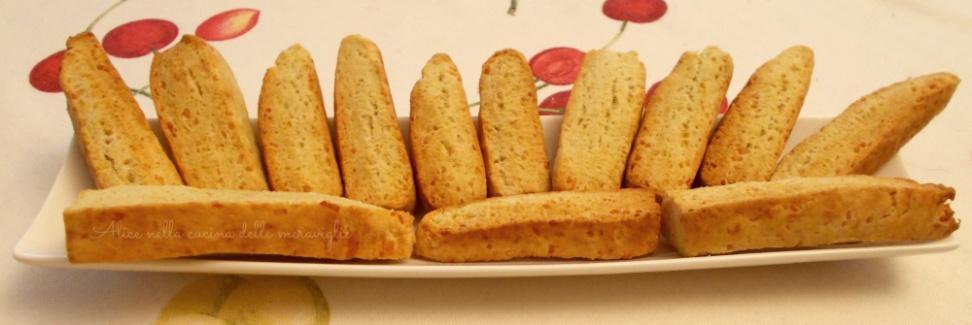 Bastoncini di pane Ingredienti: 250 g farina 50 g semolino 4 cucchiai olio 1 cucchiaino raso bi