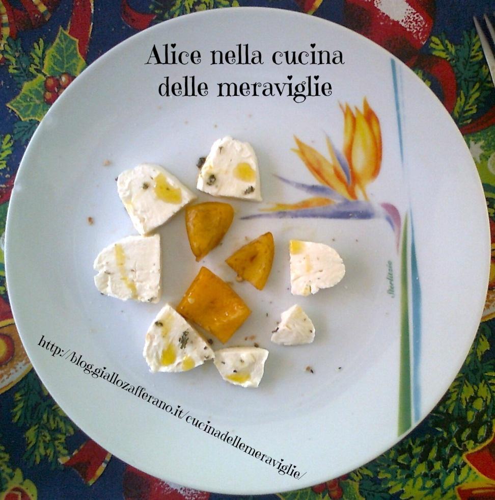 Fiore di mozzarella di bufala e peperone Ingredienti per una persona: mezza mozzarella di bufala 3 pezzettini di peperone giallo olio evo sale aromatizzato alle erbe aceto Preocedimento: Posizionare