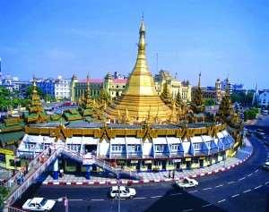 punto a pregare. Intorno alla Shwedagon Paya i sono tante sale con diverse raffigurazioni del Buddha, piccole statue e campane. abbastanza veloce.