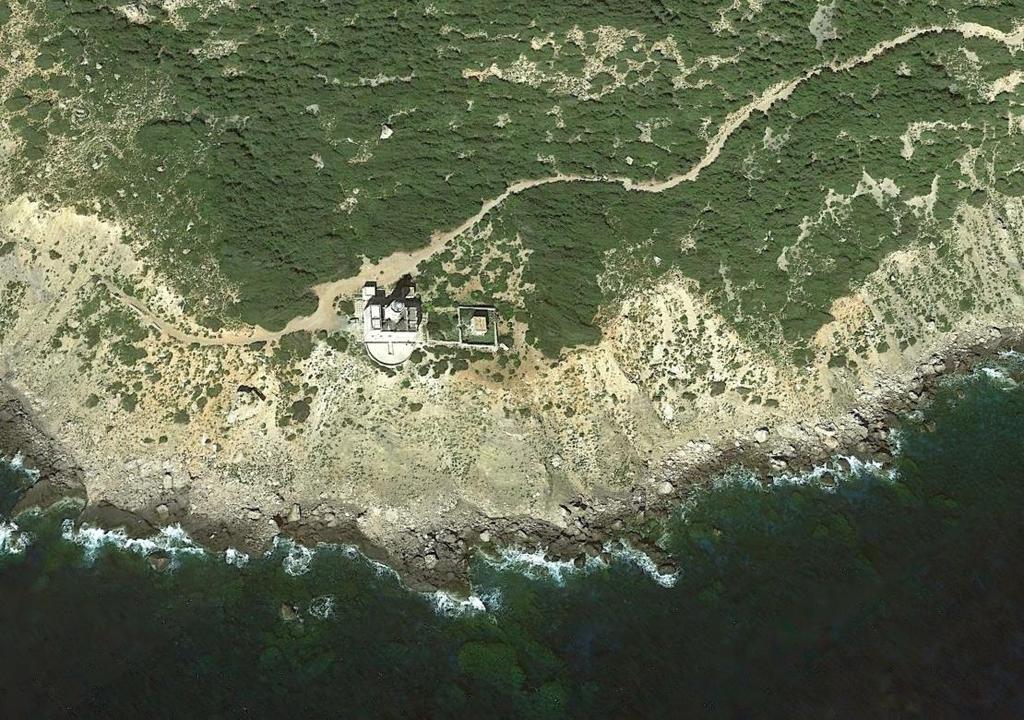 2.2 Inquadramento tecnico-amministrativo Scheda di sintesi Il Faro di Punta Libeccio è stato realizzato dalla Marina Militare Italiana nel 1860, su un promontorio posto a 24 metri s.l.m., per l'illuminazione del tratto costiero sud dell Isola di Marettimo.