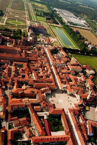 Reggia. Una delle cose più interessanti (per Quelli del Calcio ) ci è stata mostrata dal ns. attempato Cicerone nella Chiesa dell Annunziata.