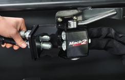 Cambio degli attrezzi MACH 2. Con una maniglia potete collegare gli attacchi idraulici degli attrezzi al caricatore frontale anche sotto pressione.