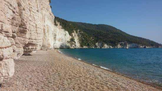 Questo piccolo angolo tranquillo è protetto dai venti: solo il Levante e il Grecale riescono a raggiungere la Spiaggia di Porto Greco, ma i venti da Nord e da Sud non infastidiscono coloro che si