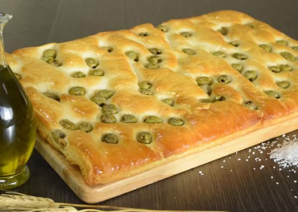 Focaccia ligure alle patate e rosmarino Focaccia ligure alle olive verdi Farina di grano tenero tipo 0, patate a cubetti, acqua, olio extra-vergine di oliva, strutto di puro suino, lievito