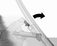 Fissare la nuova spazzola leggermente angolata rispetto al braccio del tergicristallo e premere finché non scatta in posizione. Abbassare con cautela il braccio del tergicristallo.