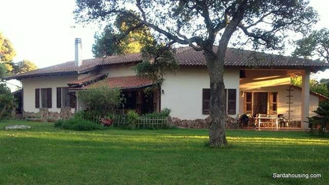 una magnifica proprietà nel verde, adatta a qualunque uso La villa è disposta su più livelli ed è circondata da un bel giardino di 5000 mq curato e piantumato.