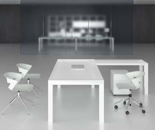 Elegance and lightness for the executive desk distinguished by the white varnished structure coupling