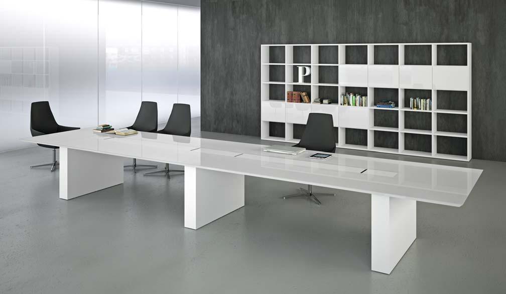 Il tavolo di grandi dimensioni solido, leggero ed elegante caratterizza lo spazio per riunioni e gruppi di lavoro. Struttura verniciata bianco e piano in vetro bianco.