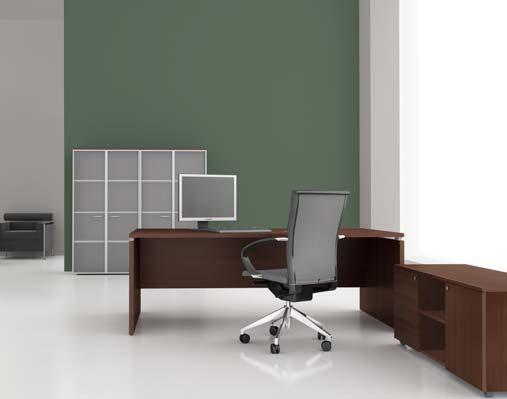 L ampia scrivania in versione noce interpreta con eleganza e funzionalità lo spazio semidirezionale.