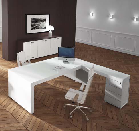 Nella pagina accanto: confortevole zona relax con tavolini caffè rovere moro. Large polish white desk with extension.