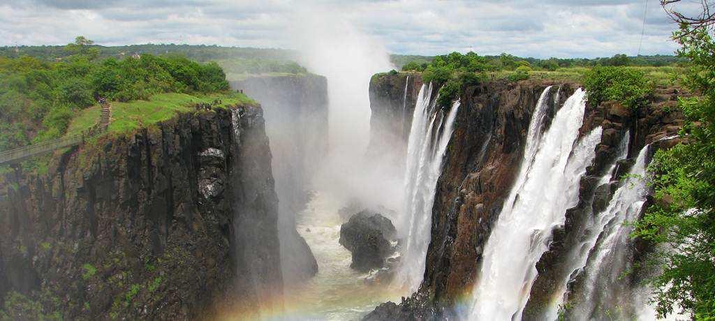 12 Giorno, Lunedì 9 Ottobre Victoria Falls Prima colazione. Trasferimento verso Kazangula e la frontiera con lo Zimbabwe.