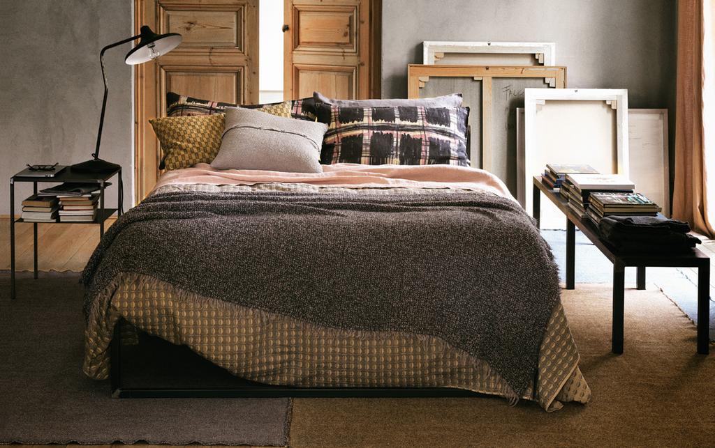 LETTO Sul letto: REM Lenzuolo in lino, TOKI Copripiumino in cotone jacquard, KITO Federe in cotone jacquard, LITE PEINT Federe stampate