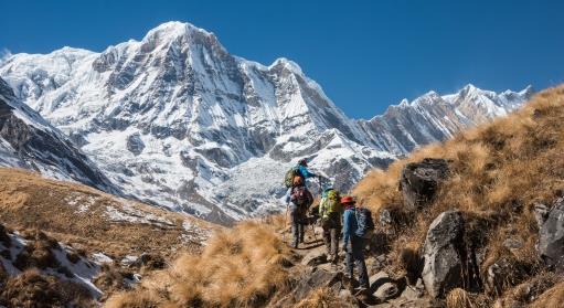 dislivello]. Da questo villaggio le vedute iniziano ad essere incredibili. Abbiamo davanti a noi l Annapurna (8091 mslm), il Dhaulaguiri (8167 mslm) ed altre vette che superano i 7000 mslm.