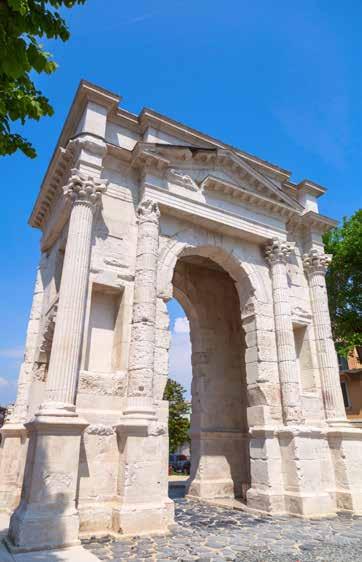 2 1 Qui ammiriamo altri edifici del potere: due testimonianze medioevali sono il Palazzo del Capitanio e il Palazzo della Ragione o del Comune.