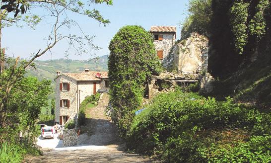 Sulla rupe si ergono anche i resti della Rocca di Pietracuta, un tempo detta di Pietragùdola, è ricordata dal 962, quando l Imperatore Ottone I la donò, con altri possessi, a Ulderico di Carpegna.