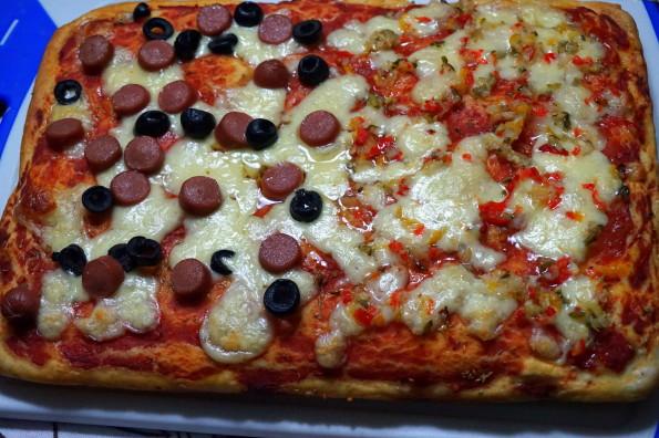 Ogni foodblogger ha il suo piatto forte: il mio è decisamente la pizza. Alta, bassa, morbida, croccante, superunta o in versione light. La pizza, senza ombra di dubbio.